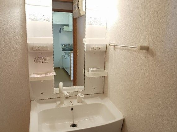 グリーン　ウィンド　オオギの洗面所|明るい洗面所です