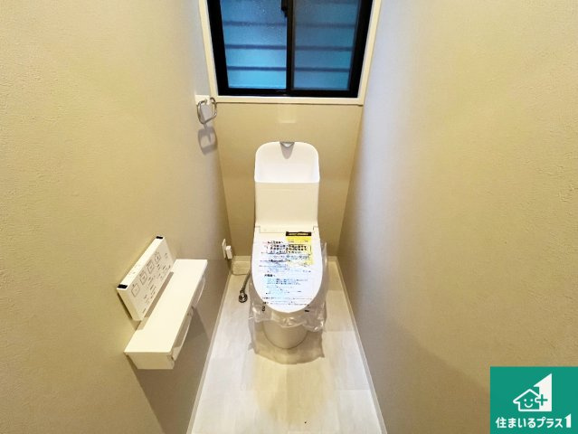 神戸市垂水区小束山本町　中古一戸建てのトイレ|1・2階の2ヶ所にあるので、朝の忙しい時間の順番待ちもなく、深夜の利用にも大変便利です。