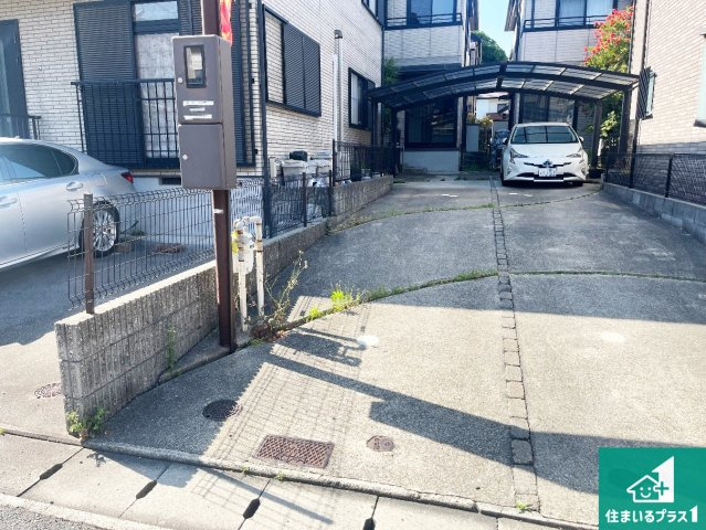 神戸市垂水区小束山本町　中古一戸建ての駐車場|２台分の駐車スペース有り！急な来客でも安心です！