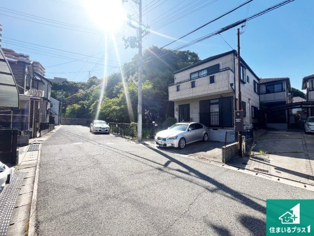 神戸市垂水区小束山本町　中古一戸建ての前面道路含む現地写真|車通りの少ない前面道路！お子様がいらっしゃるご家族でも安心！