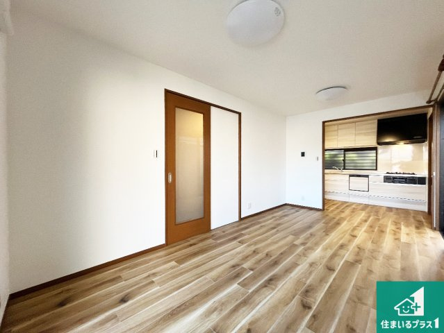 神戸市垂水区小束山本町　中古一戸建ての居間・リビング|シンプルなリビングは、観葉植物等のインテリアを楽しめますね！パパ好みにも、ママ好みにも家具次第で雰囲気を変えることができます！