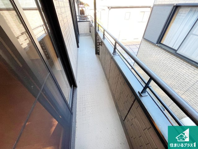 神戸市垂水区小束山本町　中古一戸建てのバルコニー|ワイドバルコニーは洗濯物を干すスペースが広いのでご家族が多くても安心！