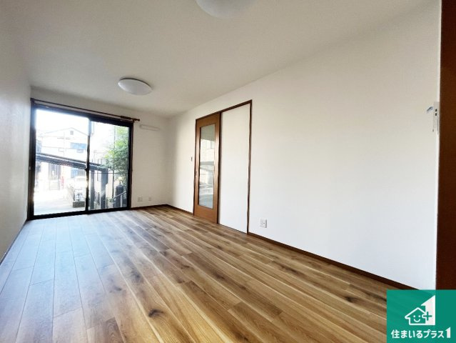 神戸市垂水区小束山本町　中古一戸建ての居間・リビング|明るいリビングで朝の目覚めもスッキリできそう！小さなお子様が遊ぶスペースを作っても広々とくつろげるLDK！