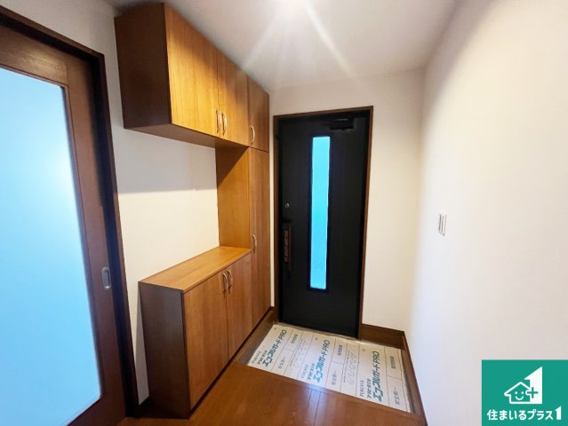 神戸市垂水区小束山本町　中古一戸建ての玄関|シューズボックスにはたくさんの靴が収納できるので玄関周りはいつもスッキリ！ご家族が増えても安心！
