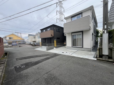 【前面道路含む現地写真】 | 小倉台４丁目　新築戸建 | 前面道路との高低差はございません。
