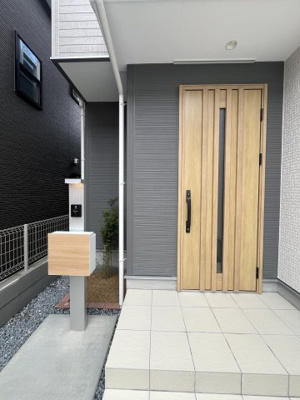 【玄関】 | 小倉台４丁目　新築戸建 | 木目がきれいな玄関ドアです。