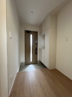【玄関】 | 小倉台４丁目　新築戸建 | シューズボックスにはご家族分の靴が収納できます。