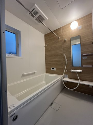 【浴室】 | 小倉台４丁目　新築戸建 | 浴室乾燥機付き、窓もあるので換気もできます。