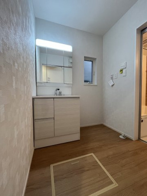 【独立洗面台】 | 小倉台４丁目　新築戸建 | シャワー付きで朝の忙しい時間帯でもスムーズです。