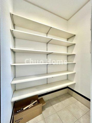 江戸川区中葛西5丁目中古戸建の玄関|【玄関】玄関には大型のシューズインクローゼットを設置しておりますのでいつでもスッキリりとした空間を保てます。玄関周りを清潔に使うのはとても大事なことですよね。