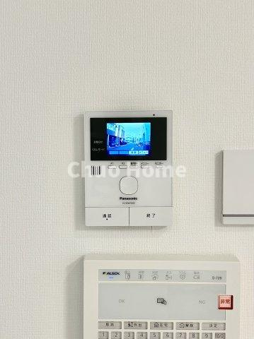 江戸川区中葛西5丁目中古戸建のセキュリティ|【モニターホン】誰が来たかすぐにわかるカラーモニター付きインターホン。通話ボタンを押すまでは室内の音は漏れていませんので相手を確かめてから応対できます。