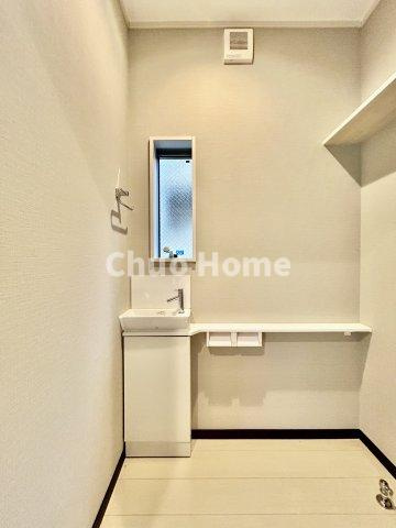 江戸川区中葛西5丁目中古戸建のトイレ|【ウォシュレット】清潔に使いたいお手洗いには最適な設備です。もちろんウォームレットも標準装備です。