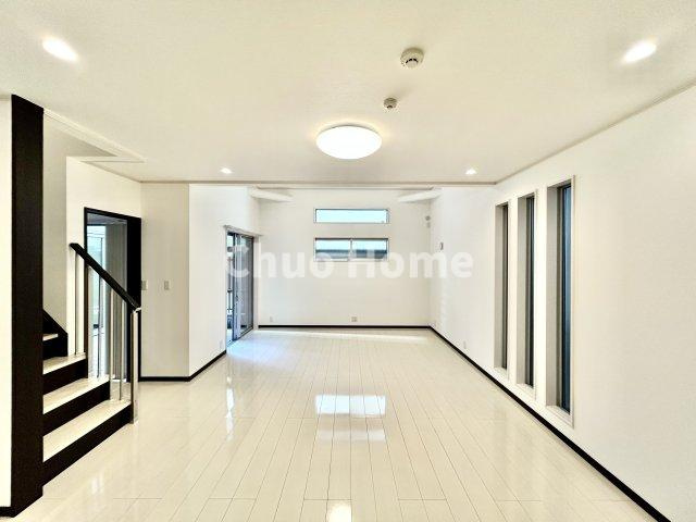 江戸川区中葛西5丁目中古戸建の居間・リビング|【リビングダイニング】一日の中で多くの時間を過すことになるリビングダイニングだからこそ、いつも穏やかな空間であることが必然。爽やかな通風と採光を存分に感じる事が出来る空間です。