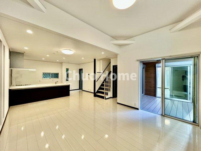 江戸川区中葛西5丁目中古戸建の居間・リビング|【居間・リビング】「ＬＤＫは家族団らんをデザイン」広いＬＤＫでは家族が集まり一緒の時間を過ごせる工夫がされております。何気ない一日の当たり前のひとコマがいつか一生の宝物になります