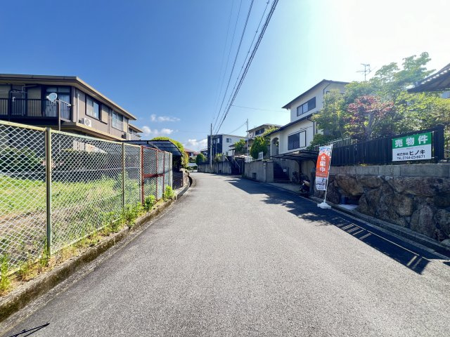 桜井市朝倉台西５丁目の前面道路含む現地写真