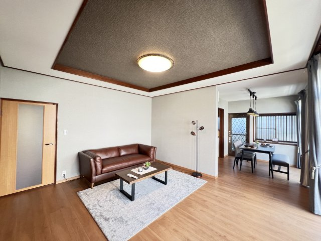 桜井市朝倉台西５丁目の居間・リビング|LDK20帖　開放的です。