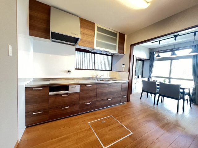桜井市朝倉台西５丁目のキッチン|収納たっぷりなシステムキッチン