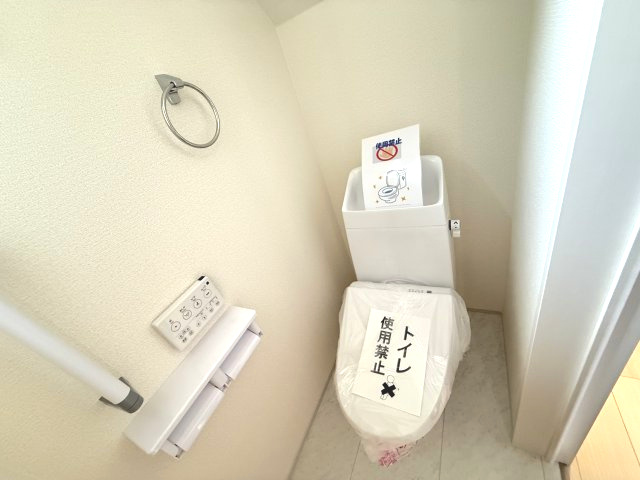 リーブルガーデンＳ渋川渋川第５　１号棟のトイレ|1階トイレです。清潔感のある白を基調としています。
温水洗浄・便座暖房機能の付いた快適なトイレです☆