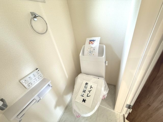 リーブルガーデンＳ渋川渋川第５　１号棟のトイレ|2階トイレです。清潔感のある白を基調としています。