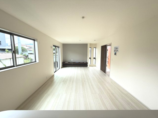 リーブルガーデンＳ渋川渋川第５　１号棟の居間・リビング|備え付けのカウンター付き！テレビ台としていかがでしょうか。
カウンターキッチンなのでお料理をしながら会話もできます。
夕食の支度をしながら、お子様の様子も見られて自然と会話も増えますよ♪
