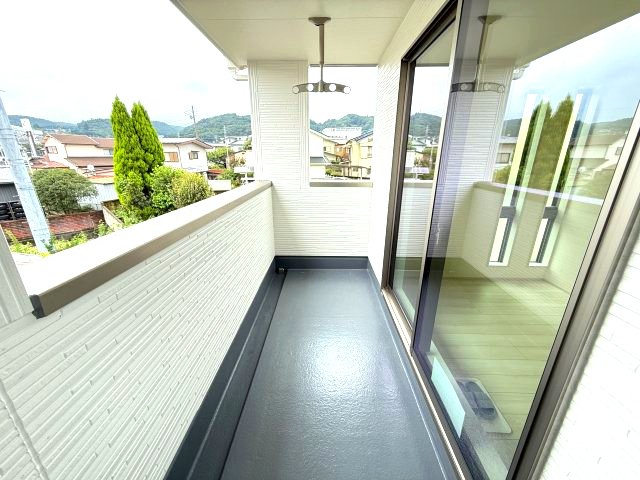 リーブルガーデンＳ渋川渋川第５　１号棟のバルコニー|インナーバルコニーなのでで急な雨でも洗濯物が濡れませんよ！