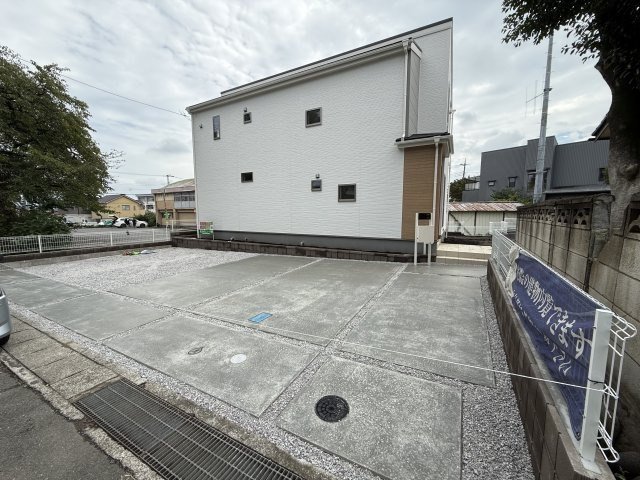 リーブルガーデンＳ渋川渋川第５　１号棟の駐車場|駐車場もキレイに整備されています。
並列４台以上駐車可能です。
前面道路も広々して車の出し入れもしやすいですよ！