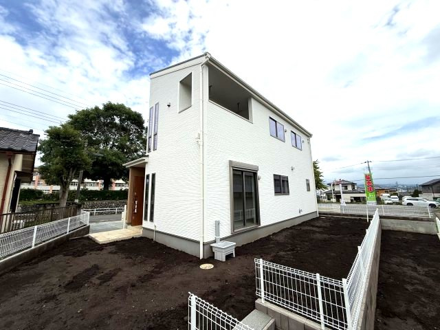リーブルガーデンＳ渋川渋川第５　１号棟の庭|南側、西側にお庭がございます。
ガーデニングやお庭バーベキューも楽しめる広さですよ☆
