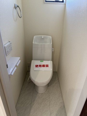 リーブルガーデンＳ渋川渋川第５　１号棟のトイレ|2階トイレです。清潔感のある白を基調としています。