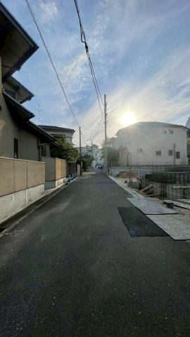 豊中市永楽荘3丁目　新築戸建の前面道路含む現地写真