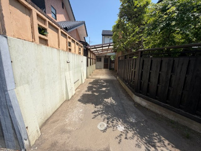 【前面道路含む現地写真】 | 桐生市相生町5丁目　IHキッチン　6LDK