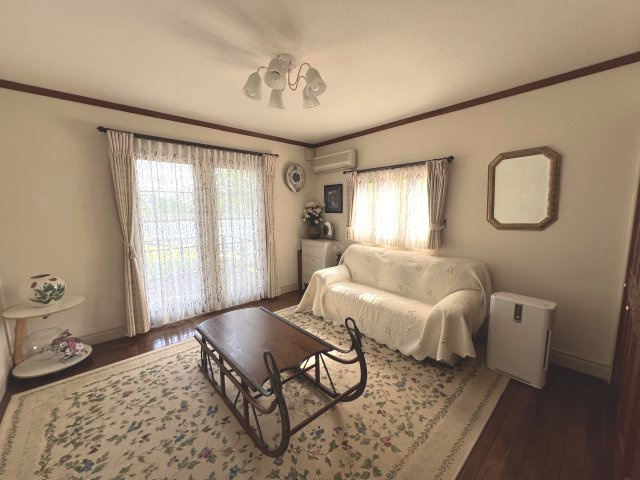 勝田郡奈義町中古住宅　4LDK＋S＋倉庫の洋室|１F　８畳