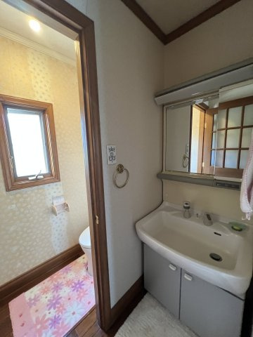 勝田郡奈義町中古住宅　4LDK＋S＋倉庫の独立洗面台|2F