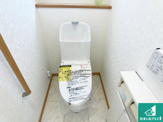 加古川市東神吉町西井ノ口　中古一戸建てのトイレ|1・2階の2ヶ所にあるので、朝の忙しい時間の順番待ちもなく、深夜の利用にも大変便利です。