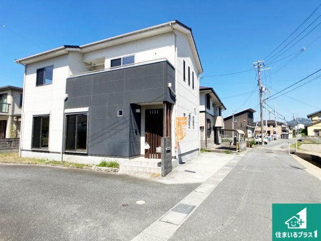加古川市東神吉町西井ノ口　中古一戸建ての前面道路含む現地写真|周辺は閑静な住宅街！前面道路広々で車の出し入れも便利です。駐車が苦手な方でも安心して車庫入れできます！