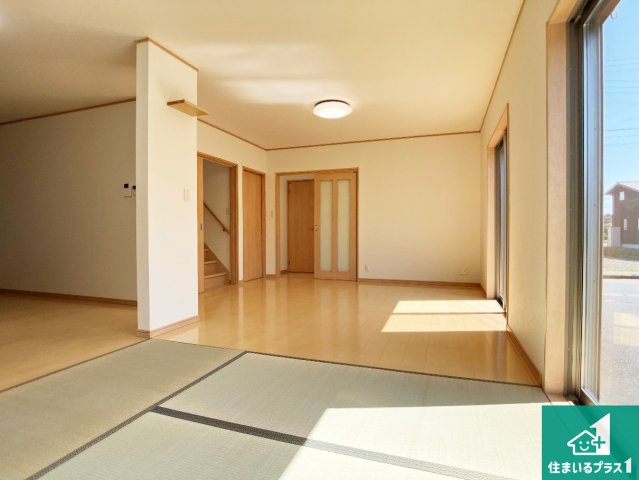 加古川市東神吉町西井ノ口　中古一戸建ての居間・リビング|日当たり良好の明るいリビングで朝の目覚めもスッキリできそう！対面キッチンでご家族のコミュニケーションも自然と増える設計！小さなお子様が遊ぶスペースを作っても広々とくつろげるLDK！