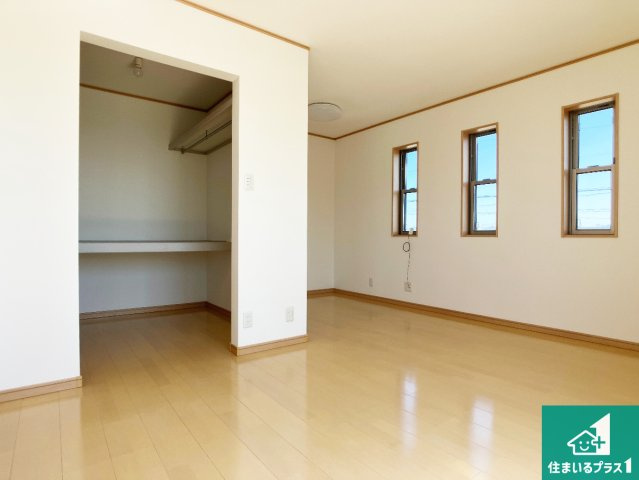 加古川市東神吉町西井ノ口　中古一戸建ての洋室|シンプルな洋室は、自分好みのインテリアが楽しめます♪