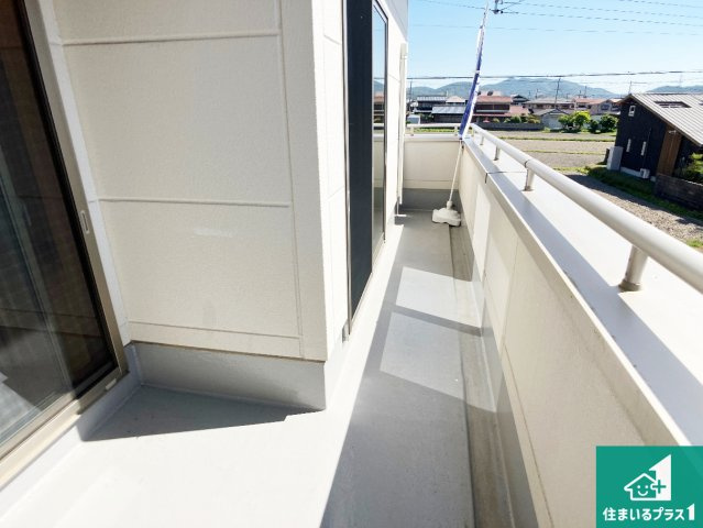 加古川市東神吉町西井ノ口　中古一戸建てのバルコニー|ワイドバルコニーは洗濯物を干すスペースが広いのでご家族が多くても安心！
