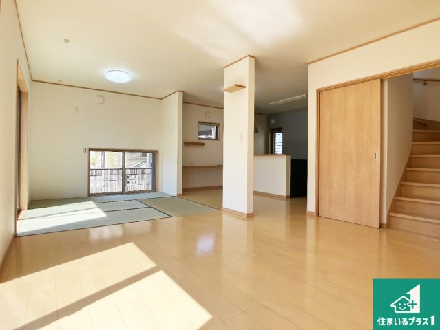 加古川市東神吉町西井ノ口　中古一戸建ての居間・リビング|日当たり良好の明るいリビングで朝の目覚めもスッキリできそう！対面キッチンでご家族のコミュニケーションも自然と増える設計！小さなお子様が遊ぶスペースを作っても広々とくつろげるLDK！