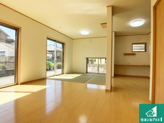 加古川市東神吉町西井ノ口　中古一戸建ての居間・リビング|シンプルなリビングは、観葉植物等のインテリアを楽しめますね！パパ好みにも、ママ好みにも家具次第で雰囲気を変えることができます！