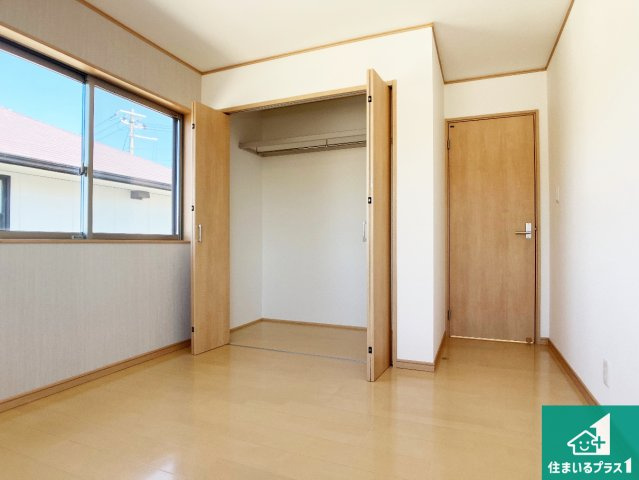 加古川市東神吉町西井ノ口　中古一戸建ての洋室|収納スペースが充実しているので子供の成長に合わせてたくさん収納ができます！家族構成に合わせた様々な活用ができる収納！