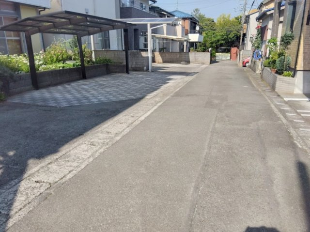 売土地　三島市青木の周辺|前面道路が広く、開放感のある立地が魅力の売土地です。
陽当たりも良く、落ち着いた街並みの中でゆったりとした新生活を始められます。