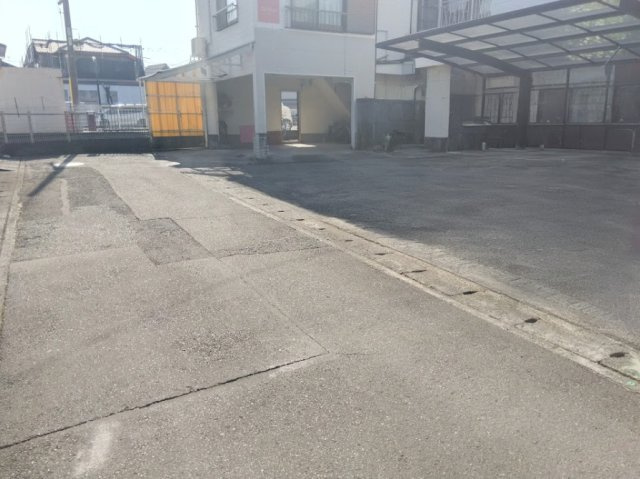 売土地　三島市青木の外観|ゆとりある前面道路に面した、開放感あふれる売土地です。
敷地を広く活用しやすく、自由な設計が可能です。周辺は落ち着いた住宅街で、住みやすい環境も魅力のひとつです。