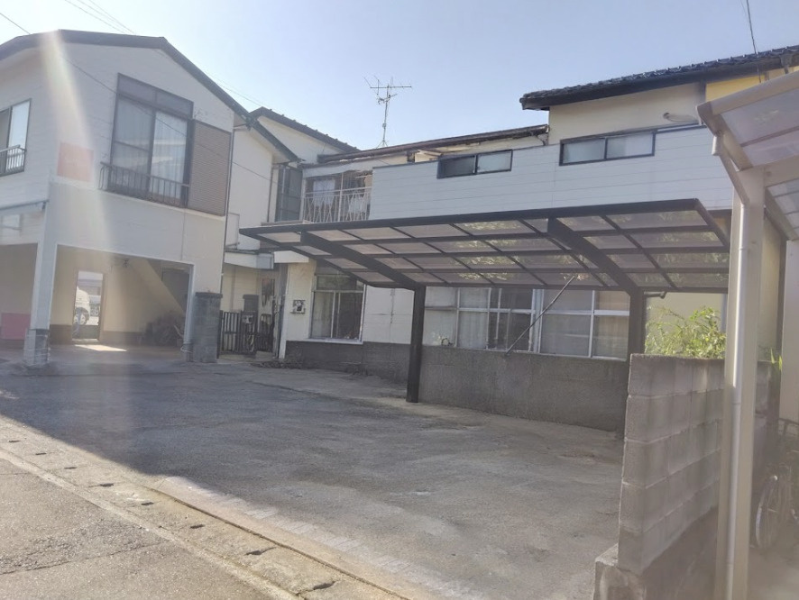 売土地　三島市青木の外観|広々とした間口が魅力の売土地です。
開放感のある立地で、お庭をゆったり確保したプランも実現可能です。カーポート付きの現況を活かした活用もご検討いただけます。