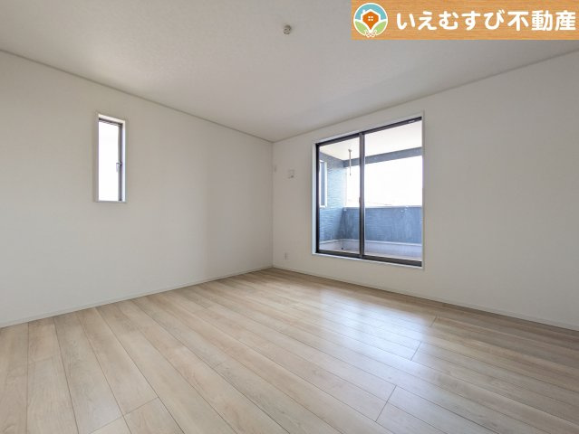 Cradle garden　吉見町東野第20の洋室|2面採光で明るい居室
たっぷりの採光で自然光の差し込む明るいお部屋！新生活を想像すると楽しみが増しますね♪