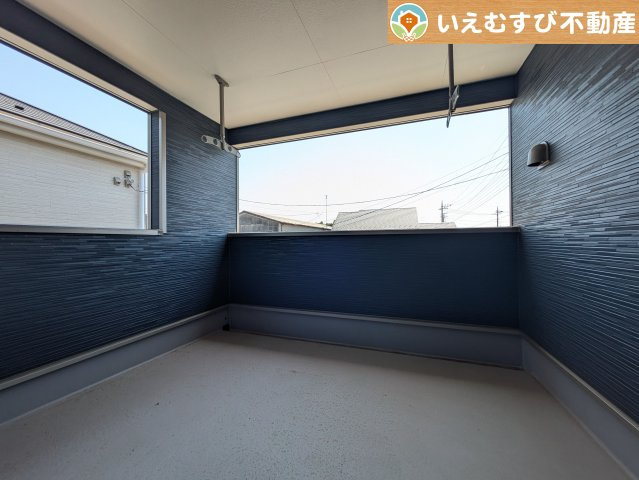 Cradle garden　吉見町東野第20のバルコニー|ゆとりの広さのインナーバルコニー
急な雨でもインナーバルコニーなら安心！天気を気にせず干して外出できます♪