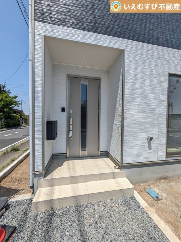 Cradle garden　吉見町東野第20のエントランス|落ち着いた色づかいのエントランス
駐車場からアクセスの良いエントランス。雨の日や荷物が多くても安心の動線♪
