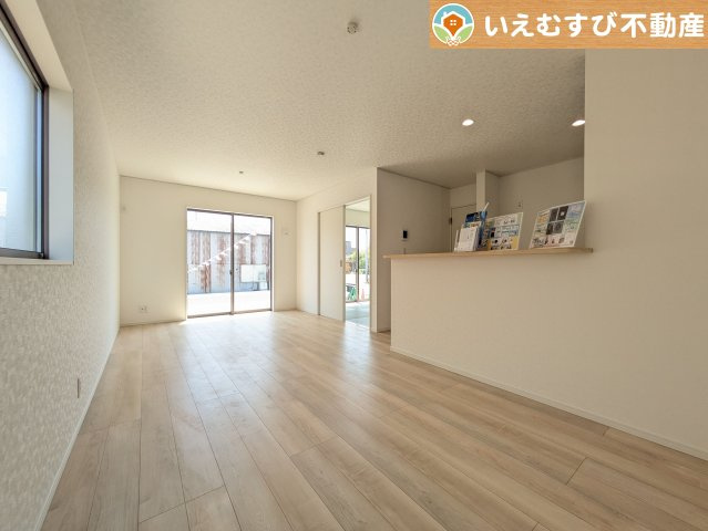Cradle garden　吉見町東野第20の居間・リビング|自然光で満たされる明るく開放感溢れるリビング
たっぷりの採光で明るい空間。家族みんなでくつろげます♪