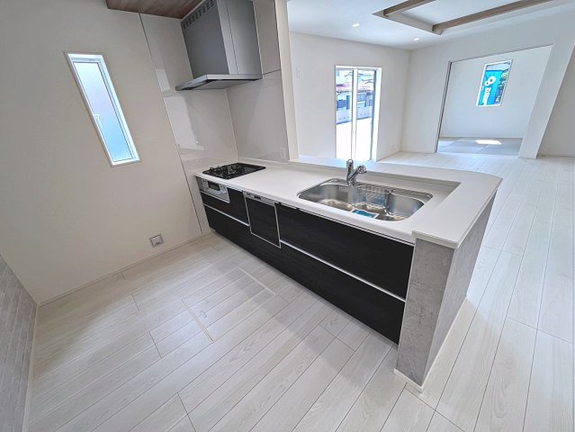 新築戸建・新築建売　福島市笹谷道場　笹谷小・信陵中のキッチン|キッチンはカウンターになっているのでリビング全体を見渡すことができます！