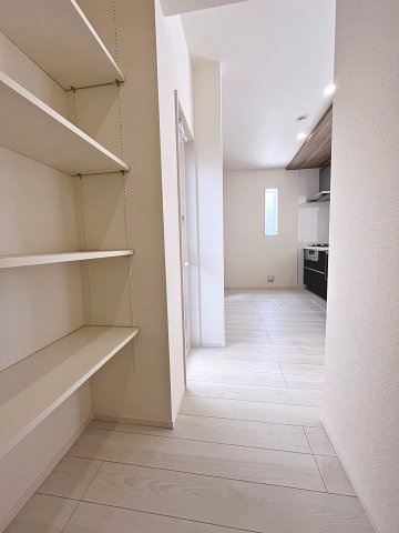 新築戸建・新築建売　福島市笹谷道場　笹谷小・信陵中のキッチン|キッチンの後ろには便利な勝手口がございます。ゴミ出しなど家事動線を増やすことができ快適！