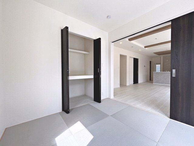 新築戸建・新築建売　福島市笹谷道場　笹谷小・信陵中の和室|リビングのすぐ隣にあるのでお子様のお昼寝や遊び場として最適！リビングから見守ることができます！
